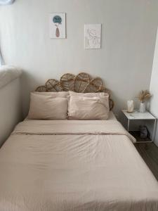 een bed met een houten hoofdeinde in een slaapkamer bij Casa Moderna Iloilo in Iloilo City +17 foto's