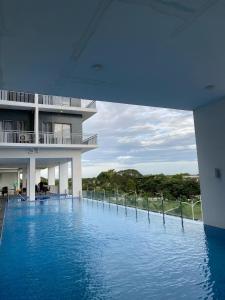 een zwembad voor een gebouw bij Casa Moderna Iloilo in Iloilo City