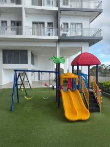 een speeltuin voor een gebouw met een glijbaan bij Casa Moderna Iloilo in Iloilo City