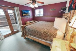 Ένα ή περισσότερα κρεβάτια σε δωμάτιο στο Timber Creek Chalets- 7 cabin
