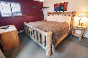 Ένα ή περισσότερα κρεβάτια σε δωμάτιο στο Timber Creek Chalets- 7 cabin