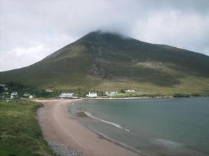 una montaña junto a una playa con una montaña en Ocean View Doogort, en Doogort