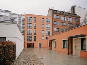 ベルリンにあるArt Apartmentsの街路のある建物の集まり