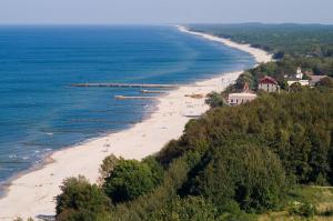 widok z lotu ptaka na plażę z ludźmi na niej w obiekcie Patio Apartamenty i Pokoje w mieście Niechorze