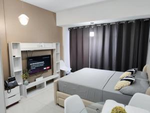 TV a/nebo společenská místnost v ubytování Aeon Towers
