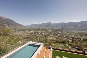 a swimming pool with a view of the mountains at Residence Aqualis in Marlengo