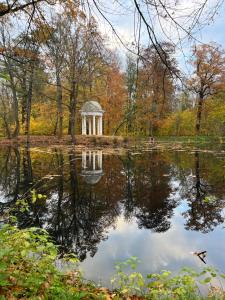 a pond in a park with a gazebo at Ferienwohnung Alte Brauerei in Leipzig