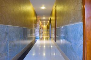 korytarzem w budynku z widokiem na miasto w obiekcie Wuduria Hotel w mieście Nairobi