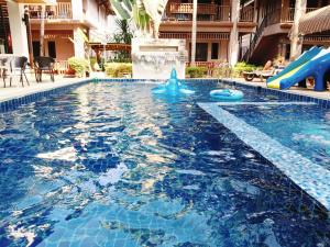 Bazén v ubytování Baan Soontree Resort nebo v jeho okolí