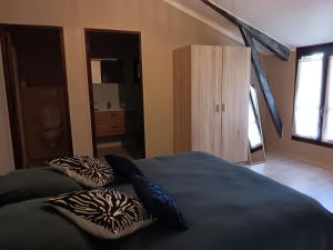 Gîte Au Moulin du Comte客房内的一张或多张床位