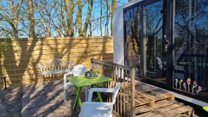 City Farmer Farmyard Stays, Sleep Easy, Stay Rural, Explore Amsterdam的阳台或露台