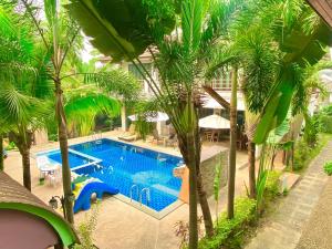Bazén v ubytování Baan Soontree Resort nebo v jeho okolí