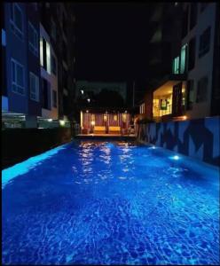 Πισίνα στο ή κοντά στο Stunning Condo - BTS On Nut - Pool, Gym, Wi-Fi +14 φωτογραφίες