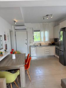 Kuchyň nebo kuchyňský kout v ubytování Villa Evita Garden Floor Suite