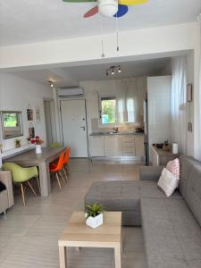 Posezení v ubytování Villa Evita Garden Floor Suite
