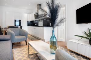 a living room with a vase with a plant in it at Casa Caso in Achim