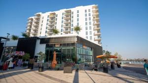 un grand bâtiment blanc avec un magasin devant lui dans l'établissement Bright&spacious 2bd Yas Island, à Abu Dhabi