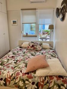 una camera da letto con un letto con un piumone floreale di Arroios BnB a Lisbona