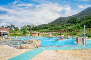 Bazén v ubytování Wellpark Hotel Gochang nebo v jeho okolí