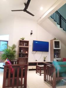 TV a/nebo společenská místnost v ubytování Villa Ayaavi Weligama