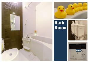 ein Badezimmer mit Toilette und ein Badezimmer mit gelben Gummienten in der Unterkunft nestay inn tokyo kagurazaka in Tokio