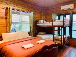 Postel nebo postele na pokoji v ubytování Baan Soontree Resort