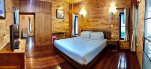 Postel nebo postele na pokoji v ubytování Baan Soontree Resort