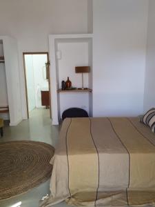 ein Schlafzimmer mit einem Bett und einem Teppich auf dem Boden in der Unterkunft Sesmarias in Vila Real de Santo António