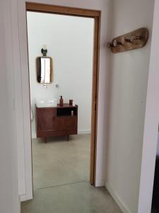 ein Badezimmer mit Waschbecken und Spiegel in der Unterkunft Sesmarias in Vila Real de Santo António + 1 Foto