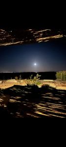 Blick auf eine Wüste mit dem Mond am Himmel in der Unterkunft Sesmarias in Vila Real de Santo António