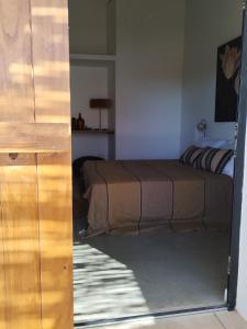 ein Schlafzimmer mit einem Bett in einem Zimmer in der Unterkunft Sesmarias in Vila Real de Santo António