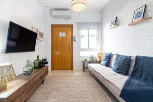 Televízia a/alebo spoločenská miestnosť v ubytovaní Sea & Wave Nuño Apartment