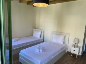 Postel nebo postele na pokoji v ubytování Asos Beachfront Apartment, Center village, 20m Beach - near Myrtos - Fiskardo