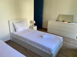 Postel nebo postele na pokoji v ubytování Asos Beachfront Apartment, Center village, 20m Beach - near Myrtos - Fiskardo