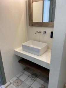 Koupelna v ubytování Asos Beachfront Apartment, Center village, 20m Beach - near Myrtos - Fiskardo