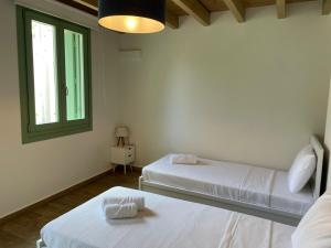 Postel nebo postele na pokoji v ubytování Asos Beachfront Apartment, Center village, 20m Beach - near Myrtos - Fiskardo