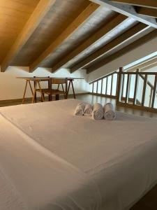 Postel nebo postele na pokoji v ubytování Asos Beachfront Apartment, Center village, 20m Beach - near Myrtos - Fiskardo