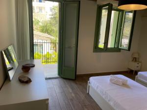 Postel nebo postele na pokoji v ubytování Asos Beachfront Apartment, Center village, 20m Beach - near Myrtos - Fiskardo