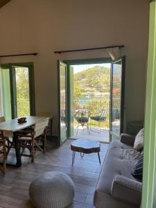 Posezení v ubytování Asos Beachfront Apartment, Center village, 20m Beach - near Myrtos - Fiskardo