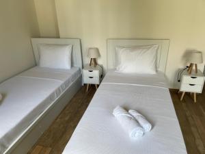 Postel nebo postele na pokoji v ubytování Asos Beachfront Apartment, Center village, 20m Beach - near Myrtos - Fiskardo