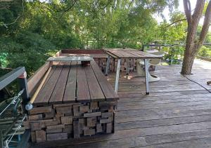 Napahong forest camp的阳台或露台