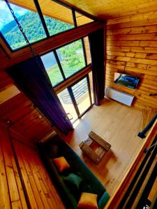 - une vue de tête sur un salon dans une cabane en rondins dans l'établissement Sioni Hillside Cottages, à Sioni 33 autres photos
