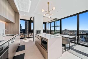 パースにあるBright & Spacious 2BR in Prime CBD Locationの市街の景色を望むオープンキッチン