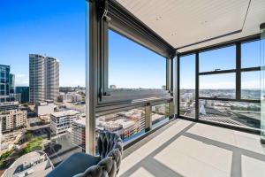 パースにあるBright & Spacious 2BR in Prime CBD Locationの椅子のある建物の頂上からの眺め