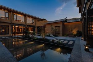 Shaxi Fengyasong Village Hotel内部或周边的泳池