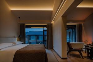 Shaxi Fengyasong Village Hotel客房内的一张或多张床位