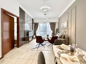 een woonkamer met een tafel en stoelen bij Haven On The Lake in Dubai