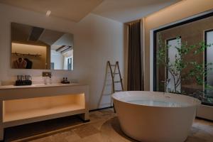 Shaxi Fengyasong Village Hotel的一间浴室