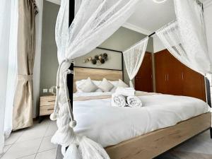 Een bed of bedden in een kamer bij Haven On The Lake