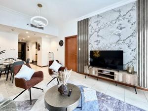 een woonkamer met een groot scherm en een woonkamer bij Haven On The Lake in Dubai